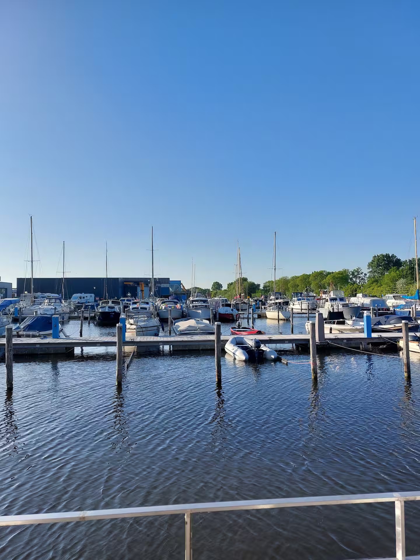 Havenuitzicht vanaf het dek